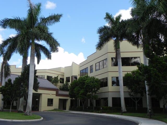 Building exterior at Mountain Spine & Orthopedics Boca Raton, Florida